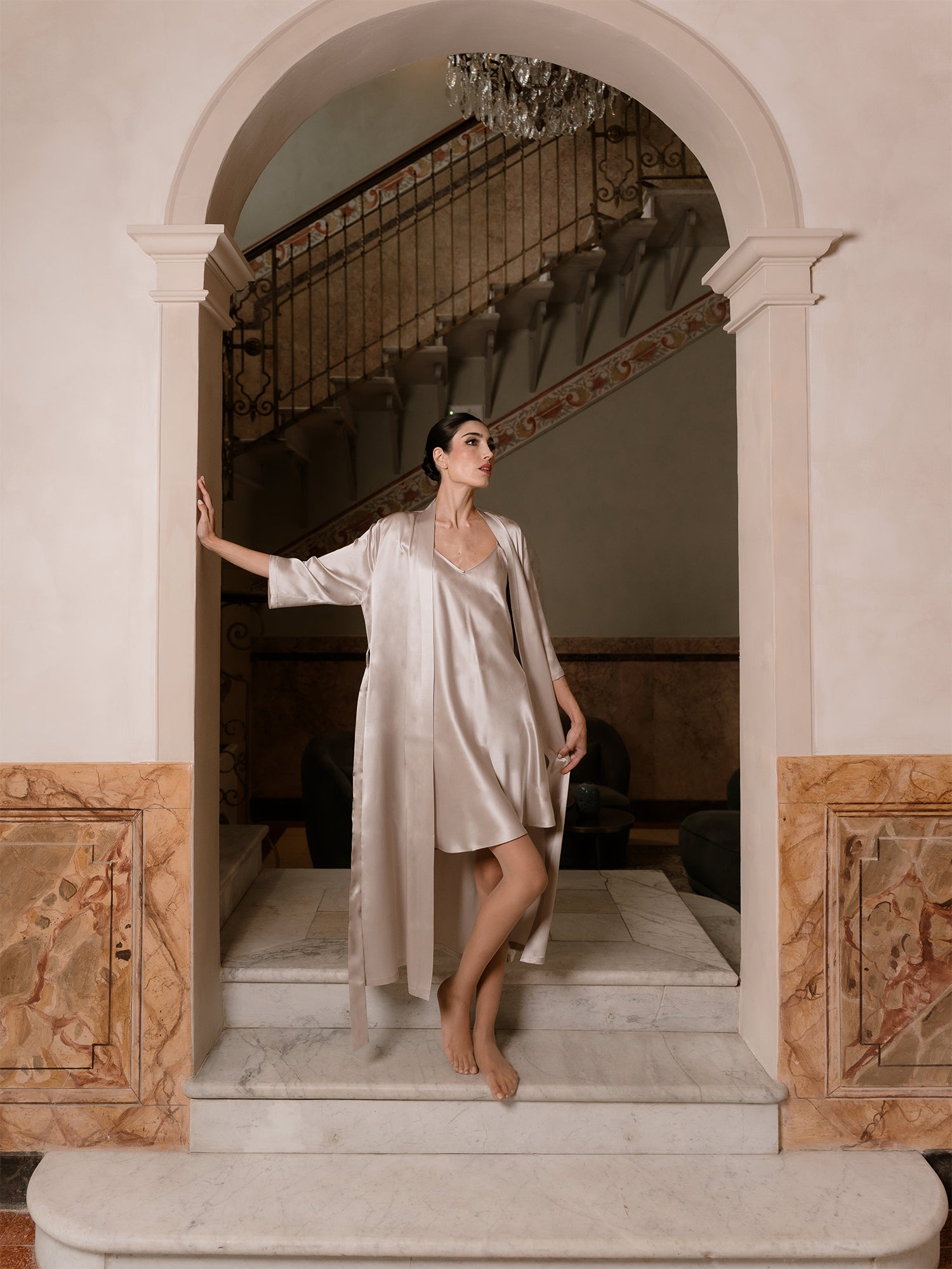 Abito Sottoveste Corto in Seta con Spalline Incrociabili - Grigio Perla