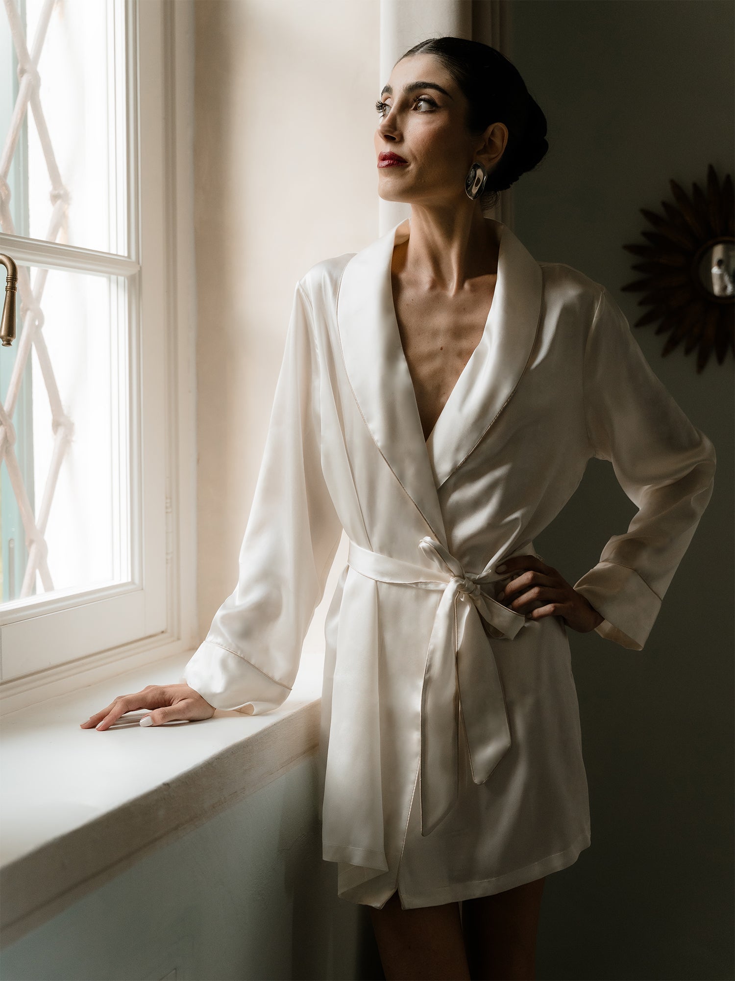 Vestaglia Corta in Seta con Collo Sciallato e Profili Colore - Bianco Naturale