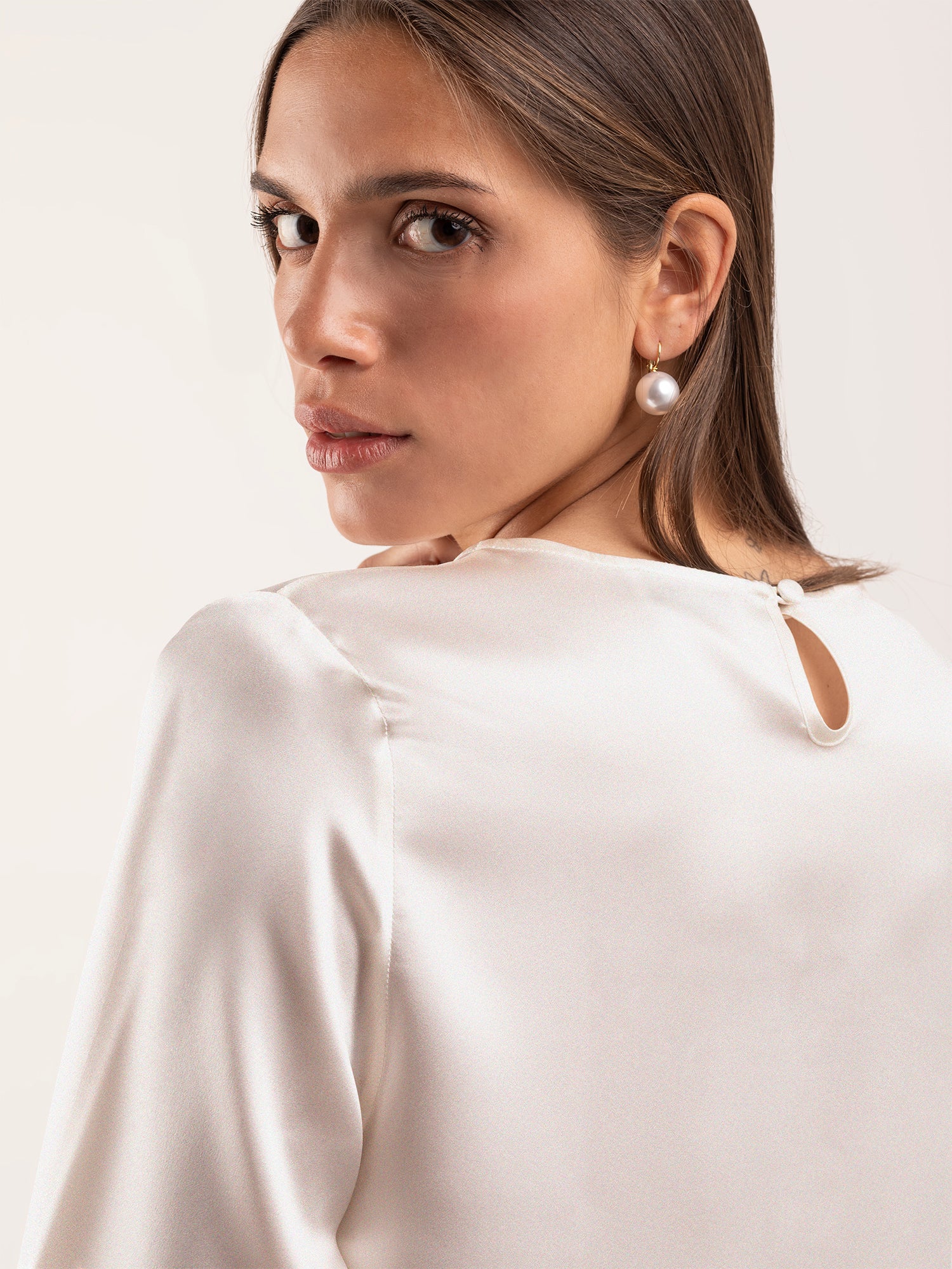 Blusa in Seta con Scollo Rotondo e Fondo Asimmetrico - Bianco Naturale