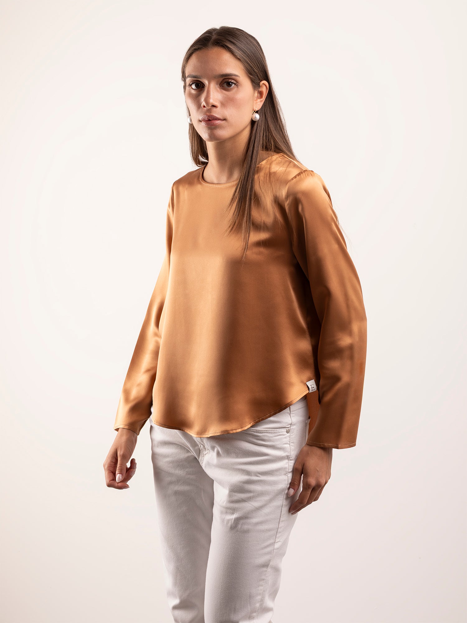 Blusa in Seta con Scollo Rotondo e Fondo Asimmetrico - Caramello