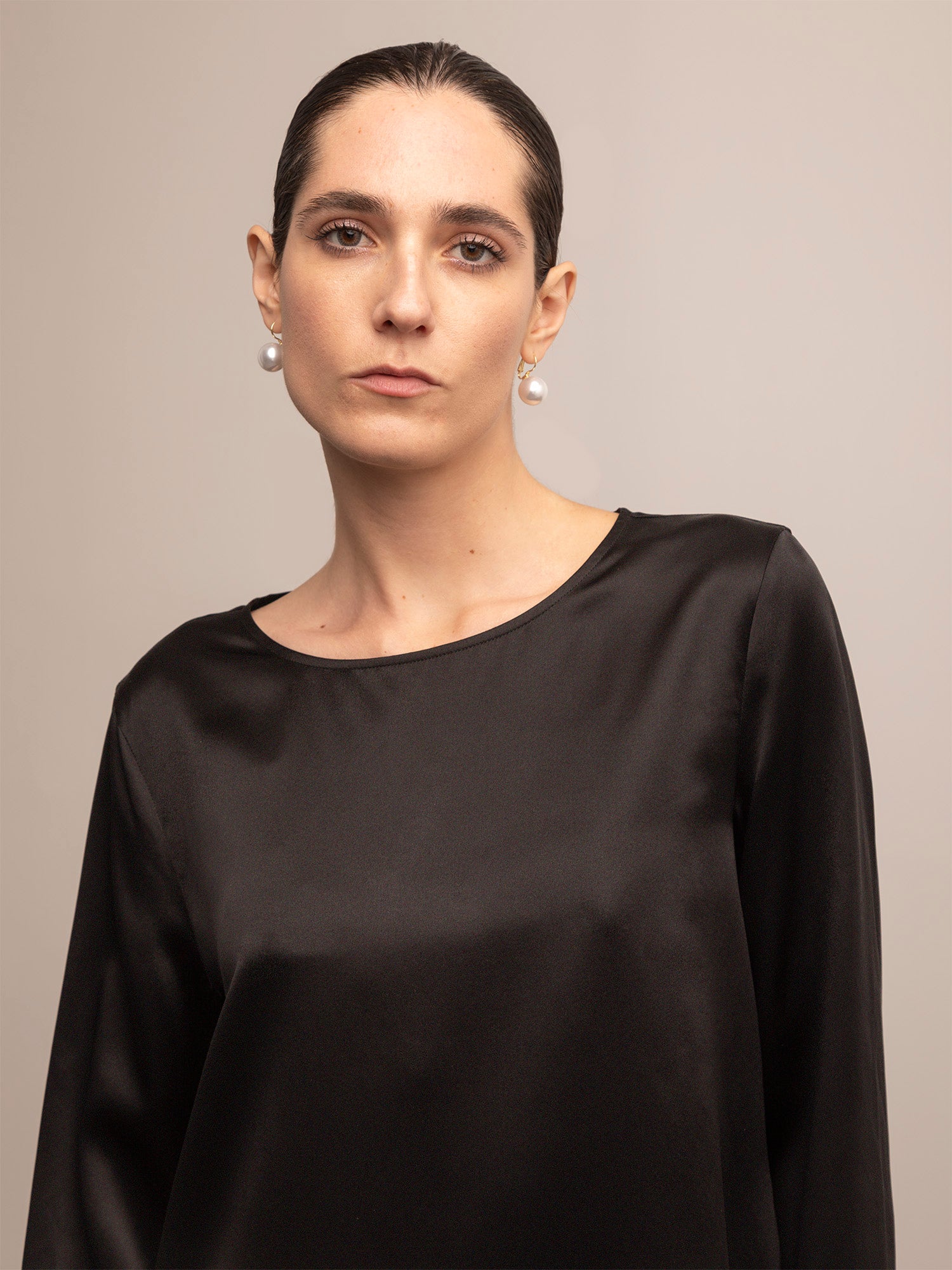 Blusa in Seta con Scollo Rotondo e Fondo Asimmetrico - Nero Onice