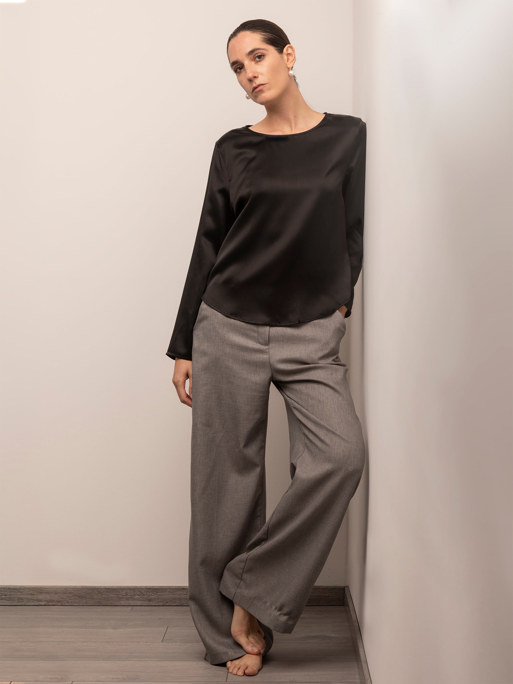 Blusa in Seta con Scollo Rotondo e Fondo Asimmetrico - Nero Onice