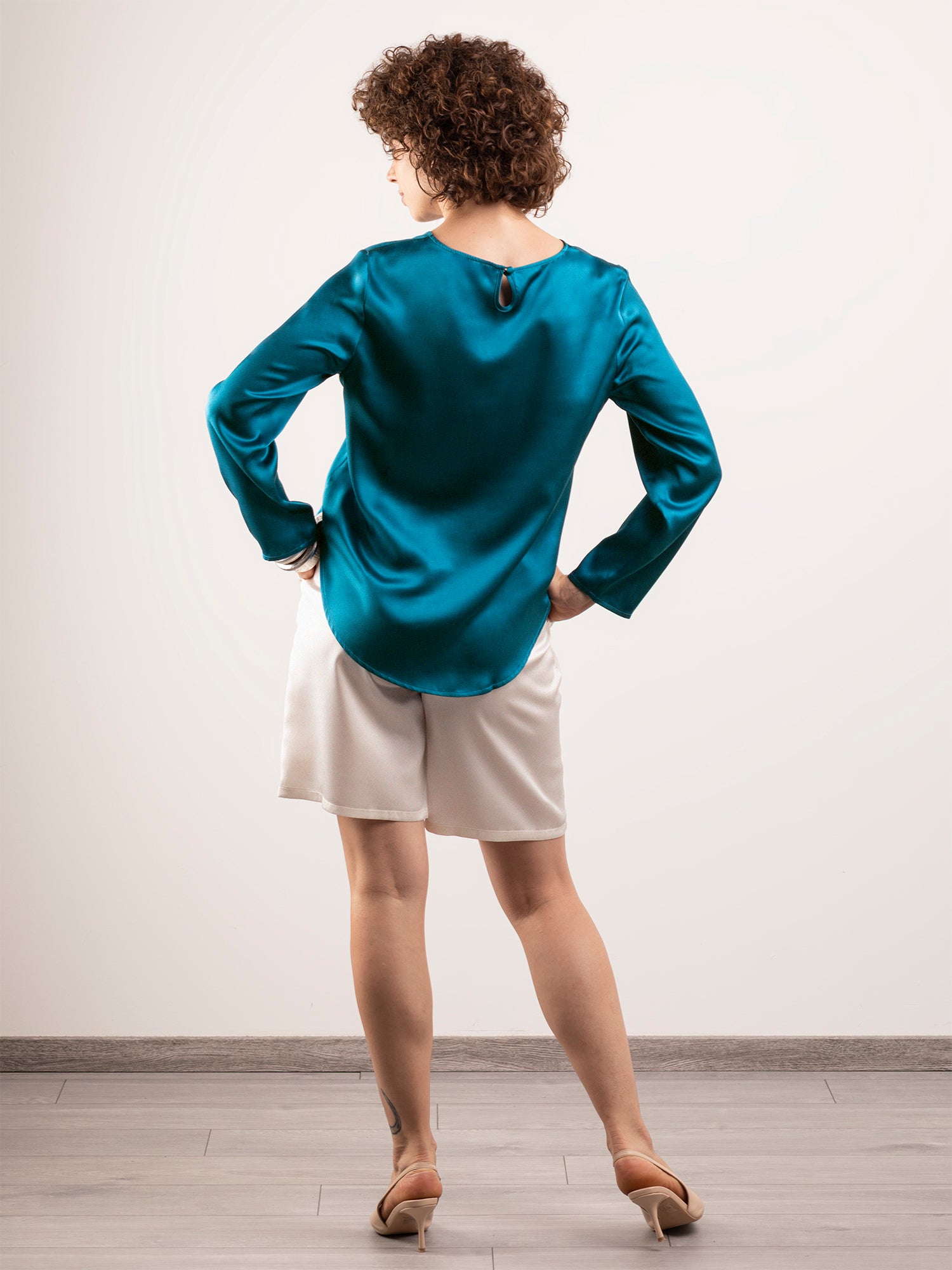 Blusa in Seta con Scollo Rotondo e Fondo Asimmetrico - Petrolio