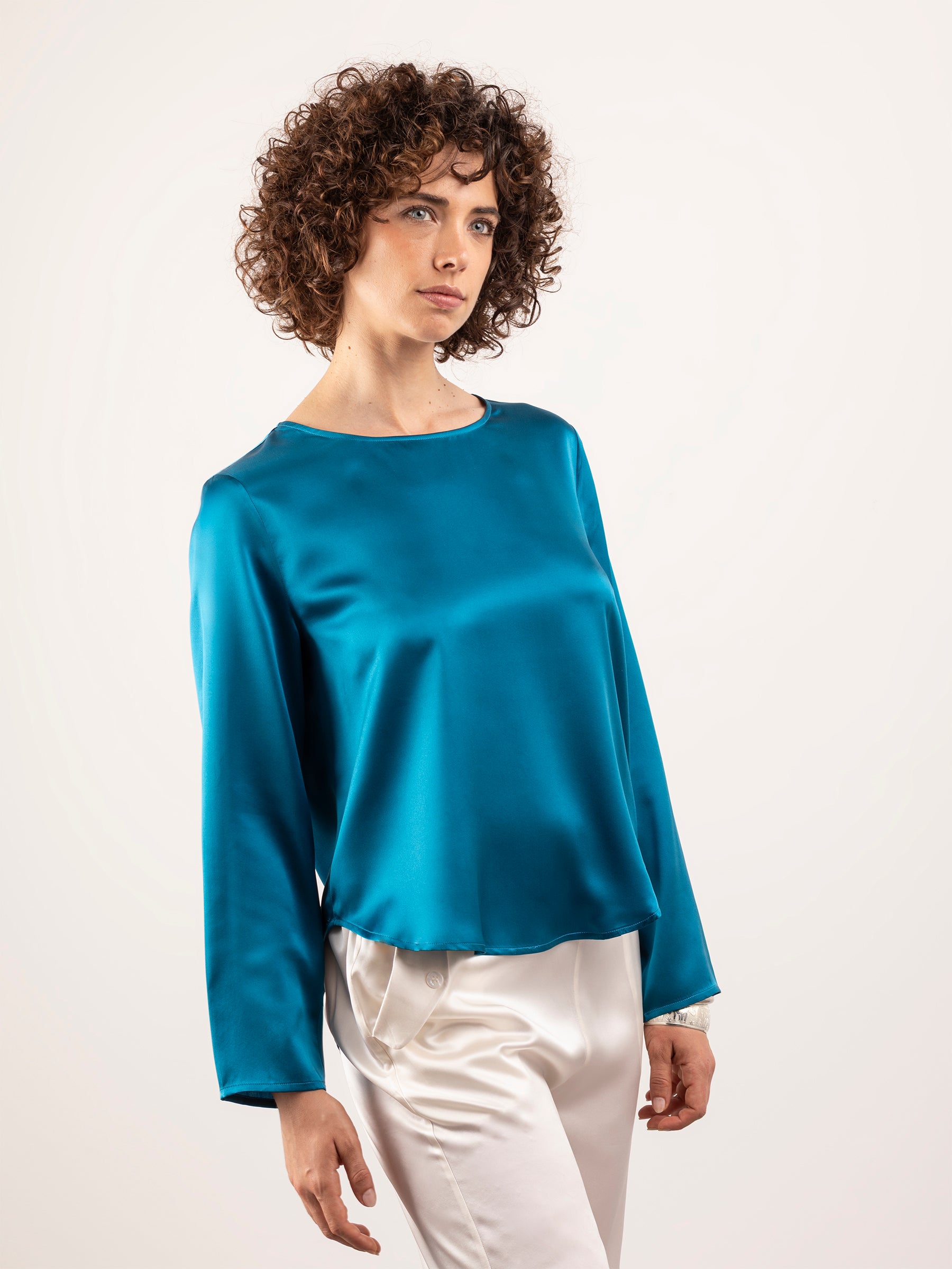 Blusa in Seta con Scollo Rotondo e Fondo Asimmetrico - Petrolio