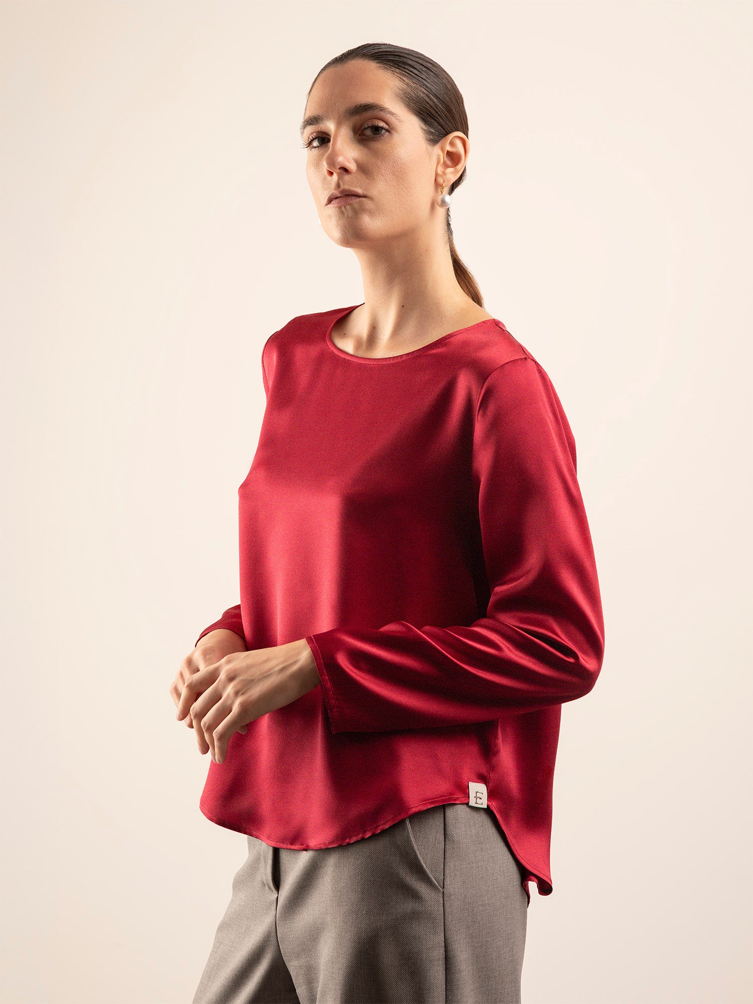 Blusa in Seta con Scollo Rotondo e Fondo Asimmetrico