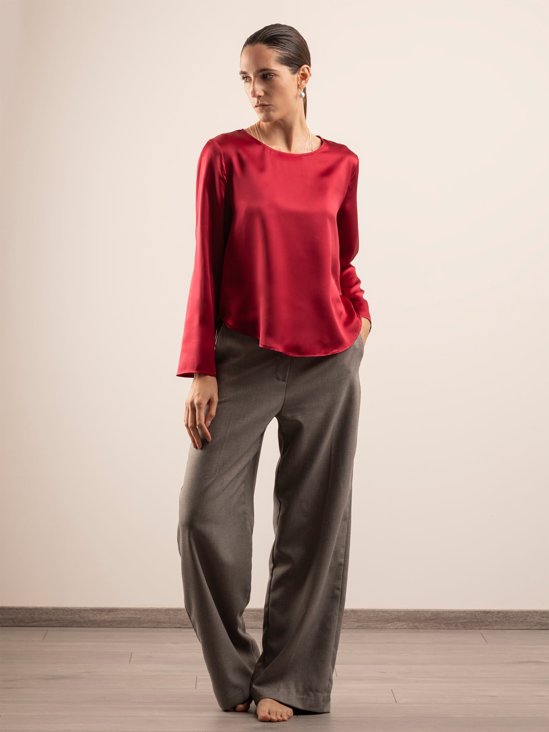 Blusa in Seta con Scollo Rotondo e Fondo Asimmetrico - Rosso Bordeaux