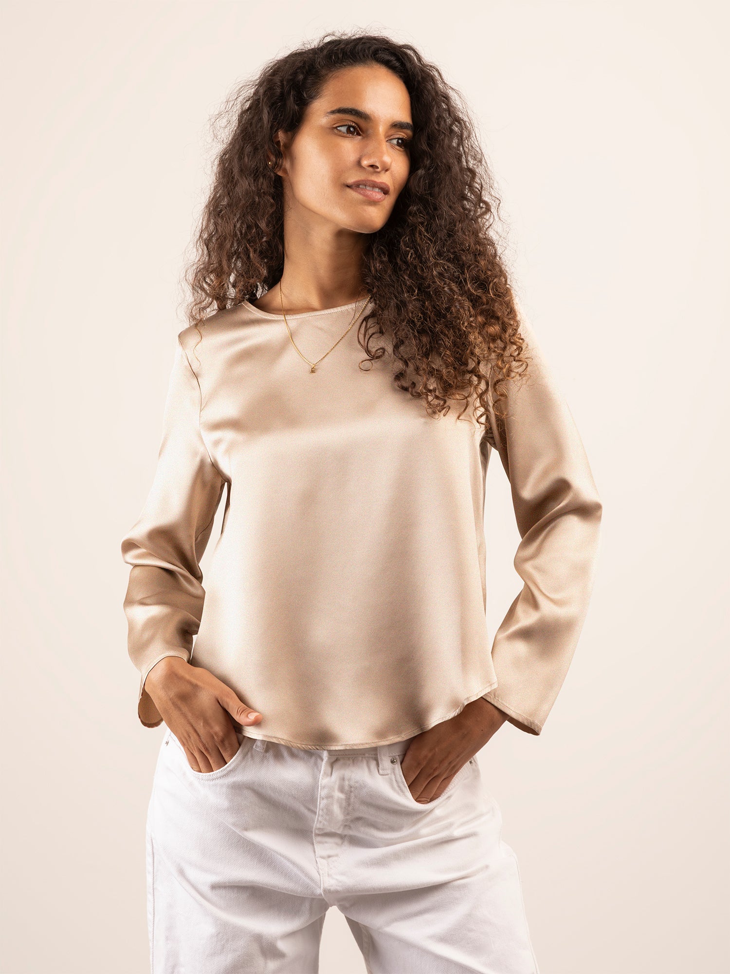 Blusa in Seta con Scollo Rotondo e Fondo Asimmetrico