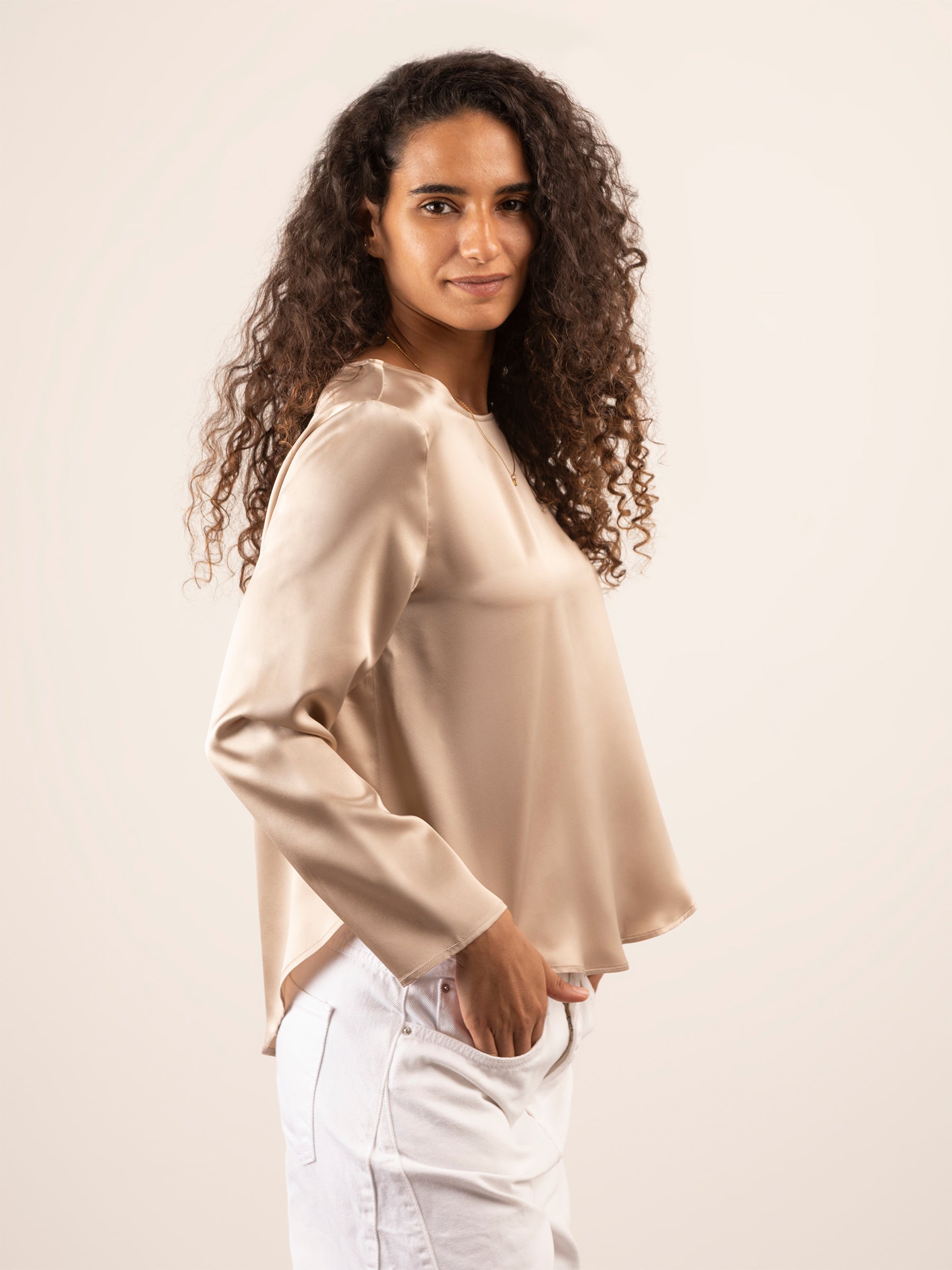 Blusa in Seta con Scollo Rotondo e Fondo Asimmetrico - Tortora