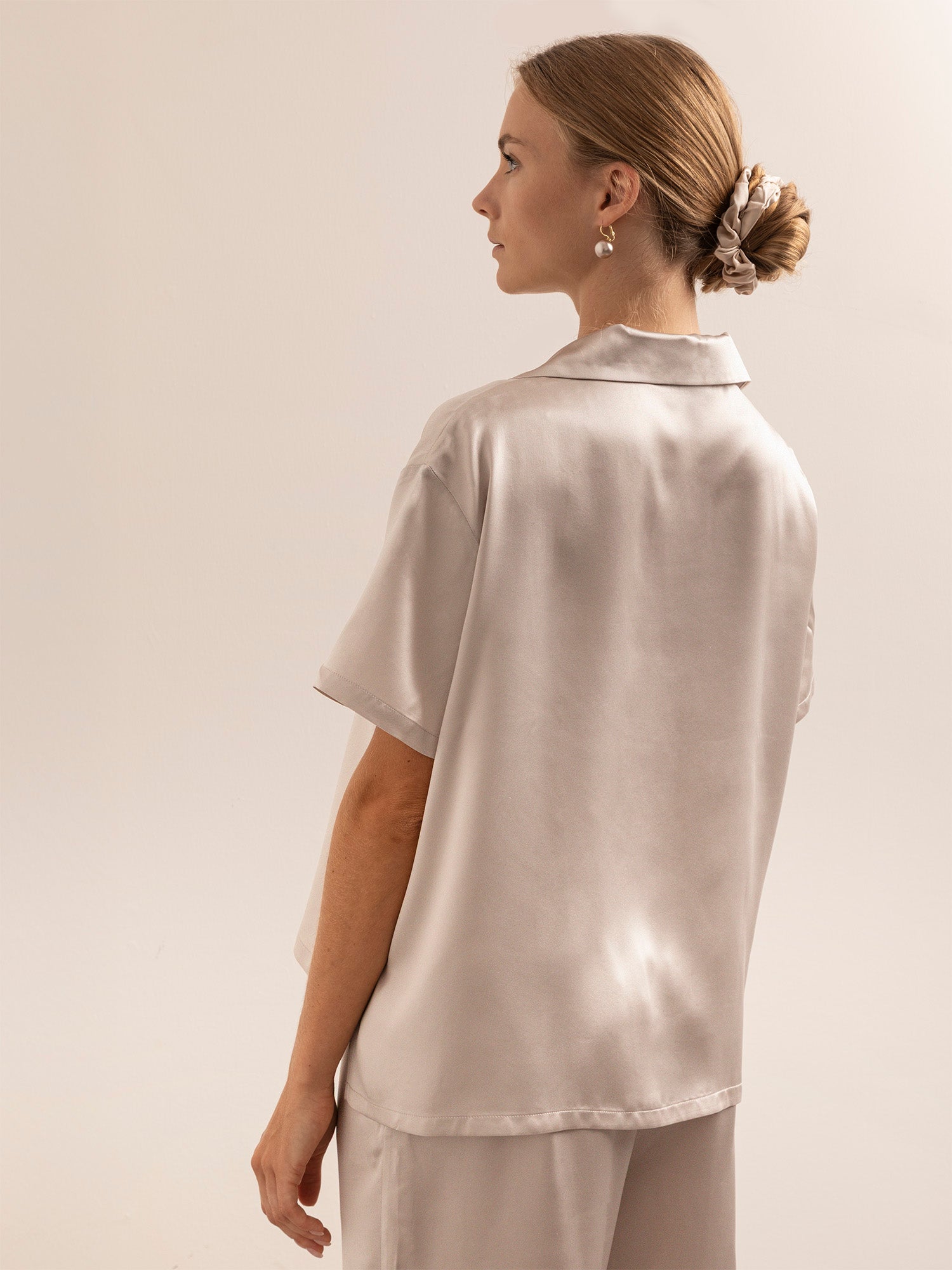 Camicia Morbida in Seta a Manica Corta con Collo Revers Grigio Perla