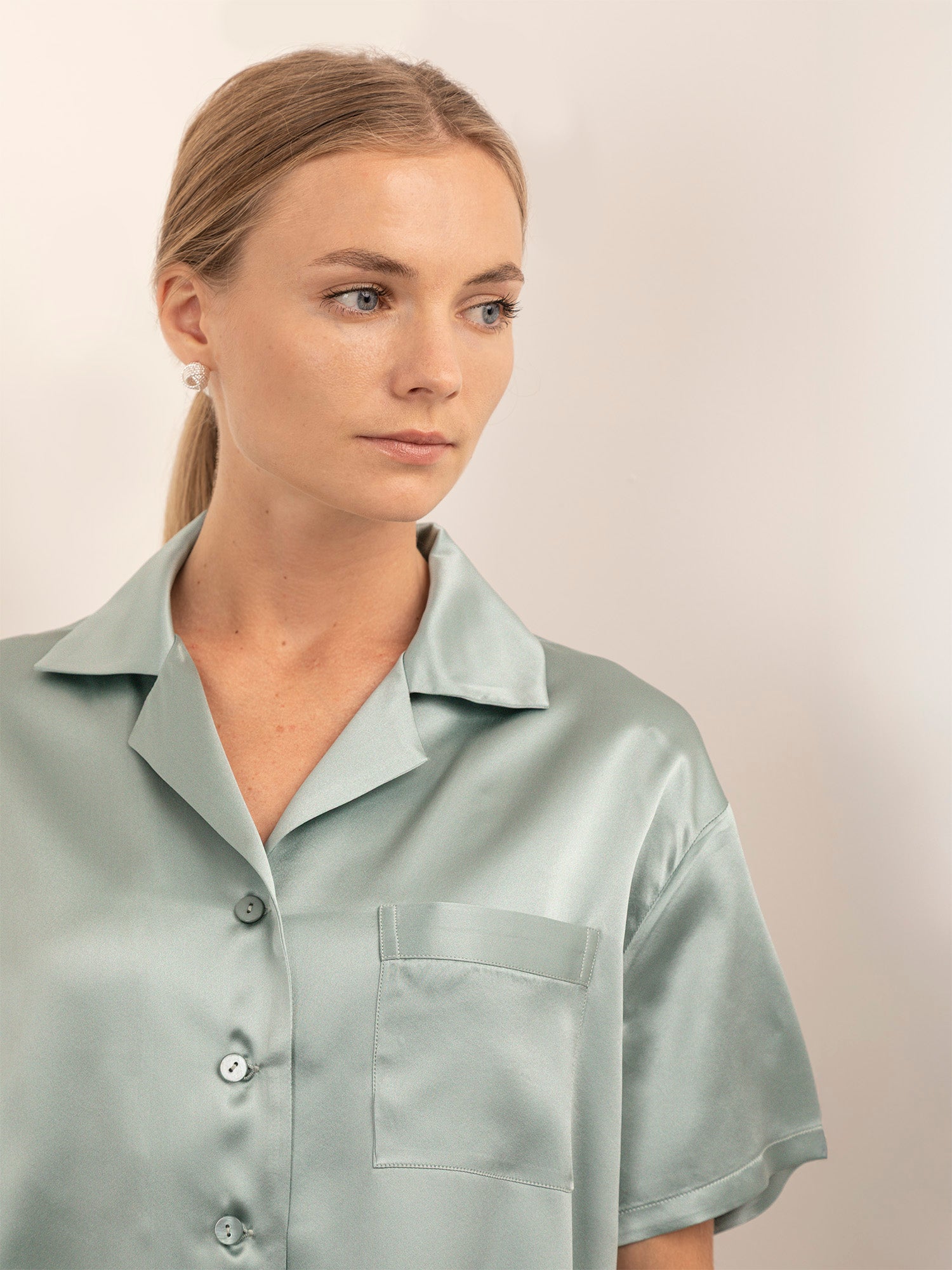 Camicia Morbida in Seta a Manica Corta con Collo Revers