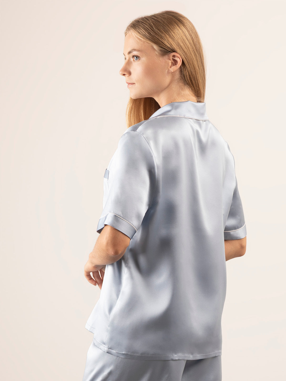 Camicia a Manica Corta in Seta con Ricamo e Profili Colore - Azzurro Polvere