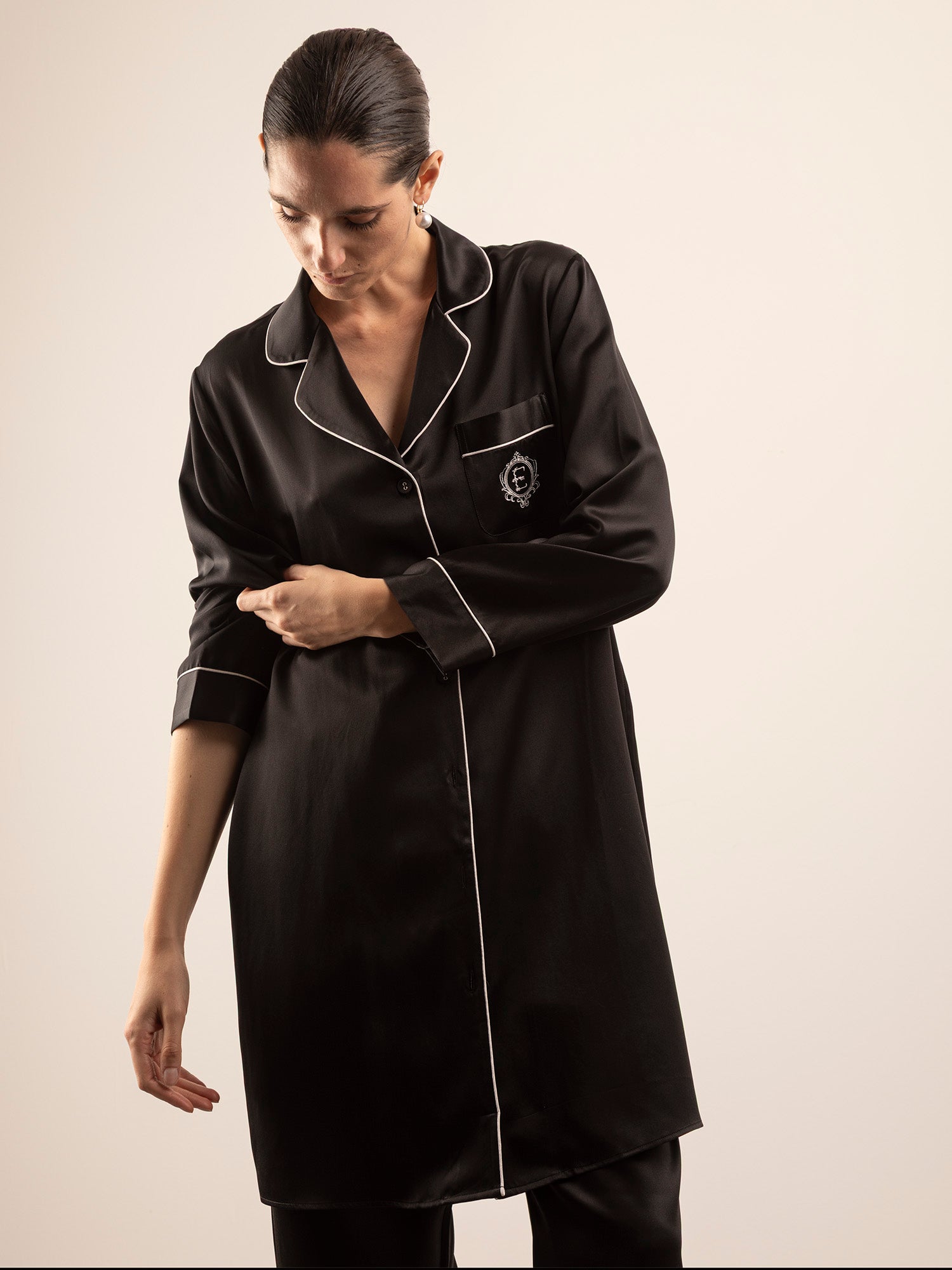 Camicia da Notte in Seta con Ricamo e Profili Colore - Nero