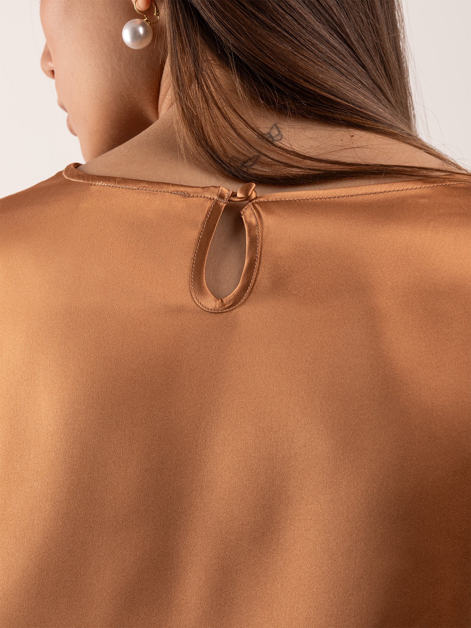Blusa in Seta con Scollo Rotondo e Fondo Asimmetrico - Caramello