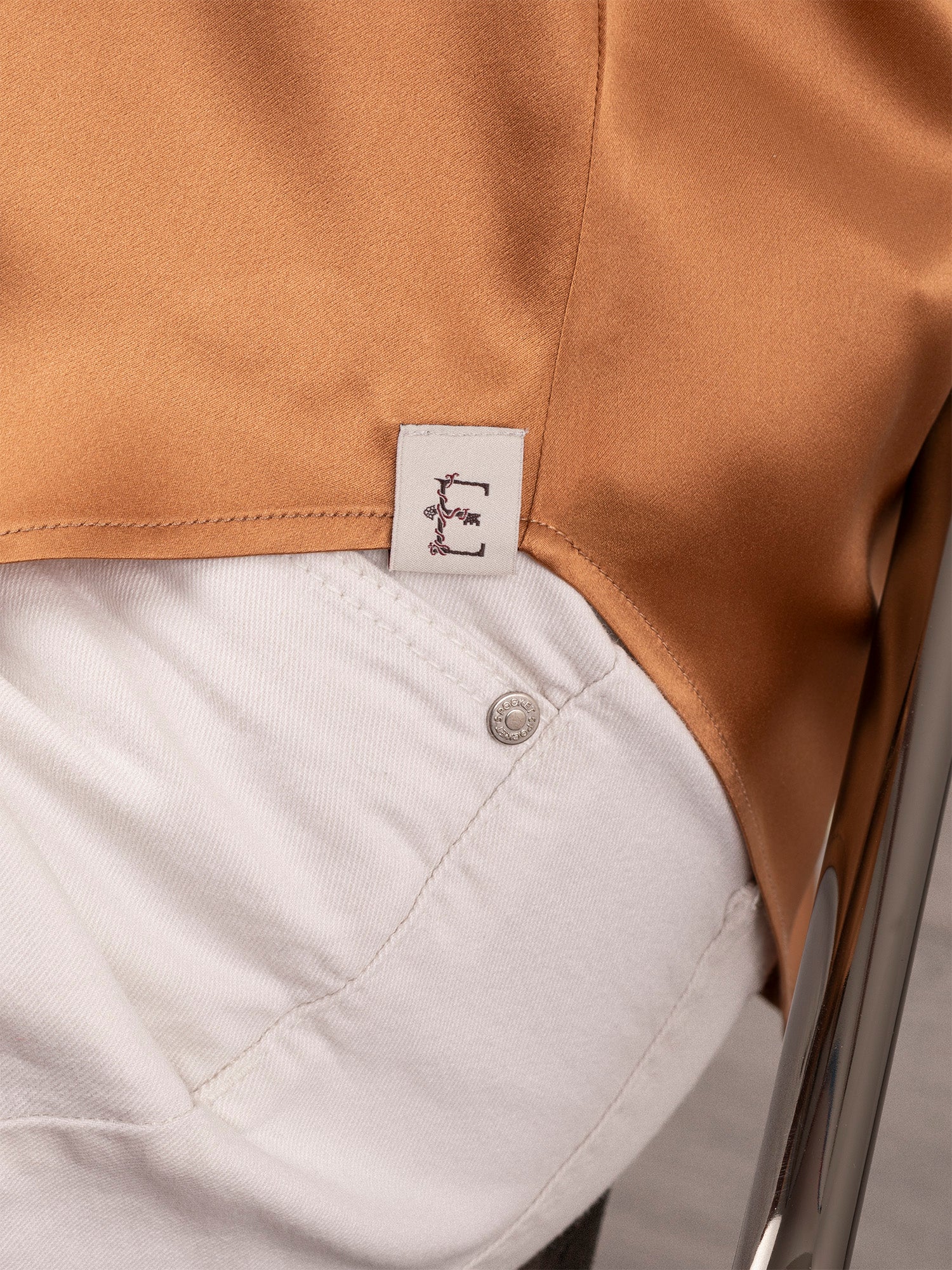 Blusa in Seta con Scollo Rotondo e Fondo Asimmetrico - Caramello