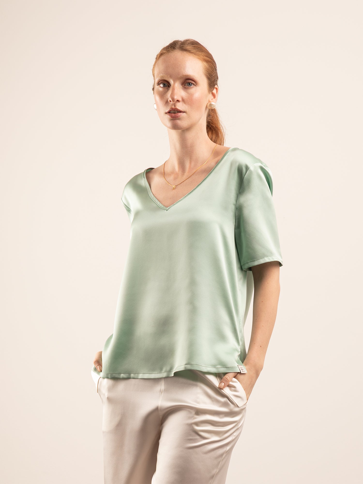 T-shirt in Seta con Scollo a V