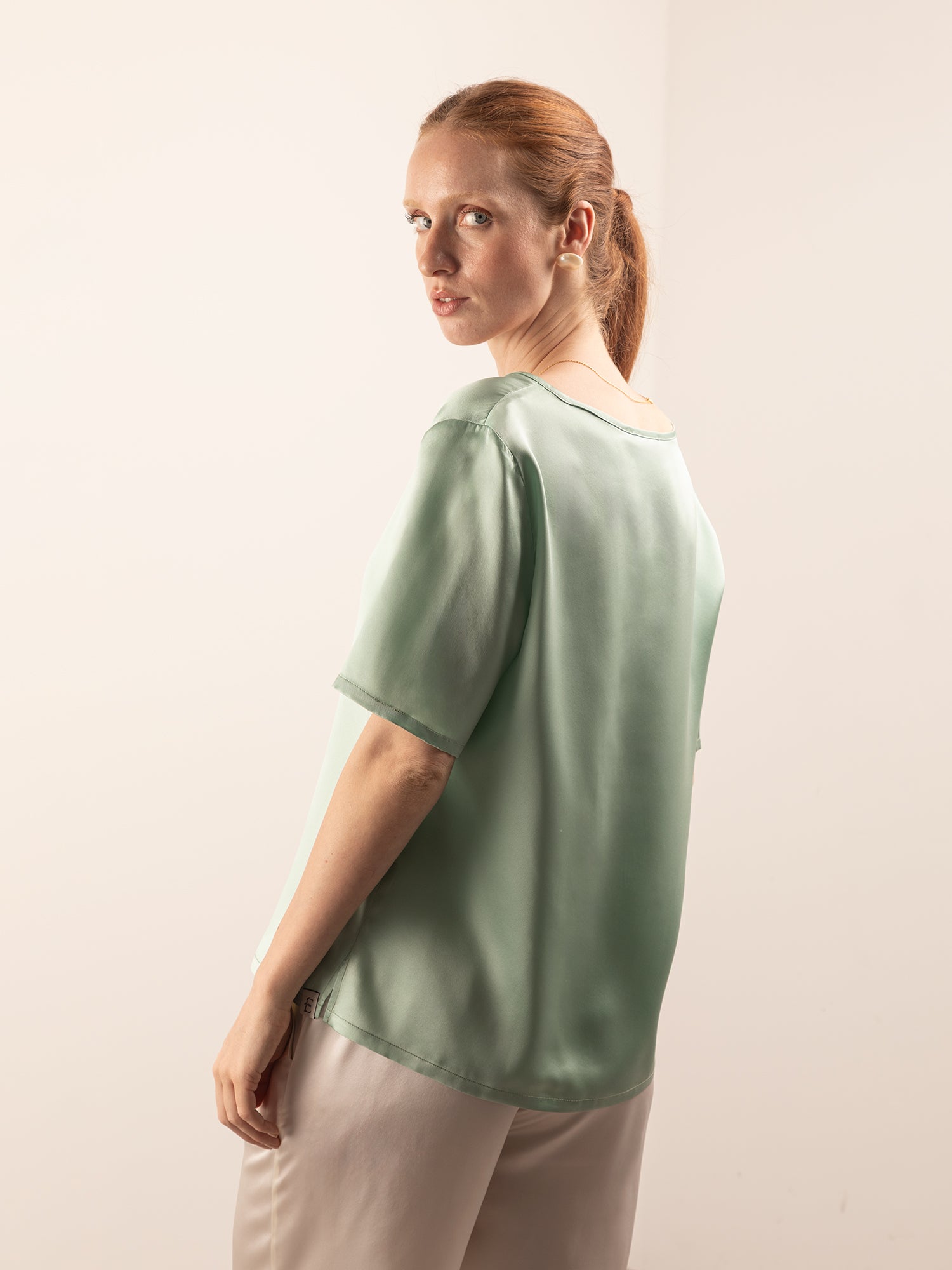 T-shirt in Seta con Scollo a V - Verde Giada