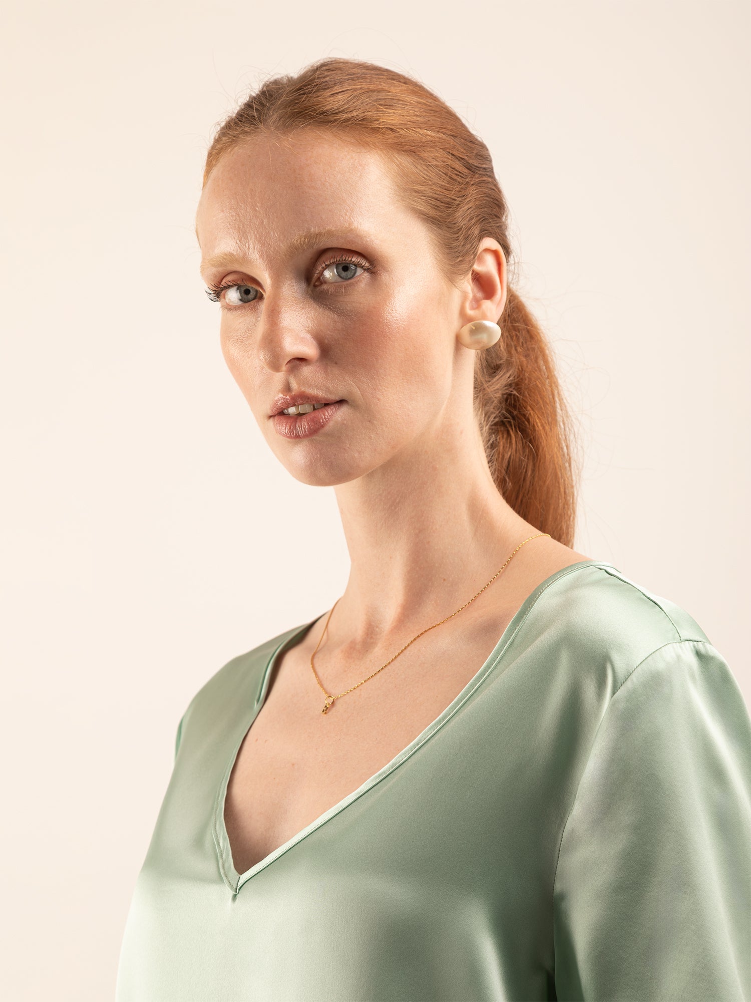 T-shirt in Seta con Scollo a V - Verde Giada