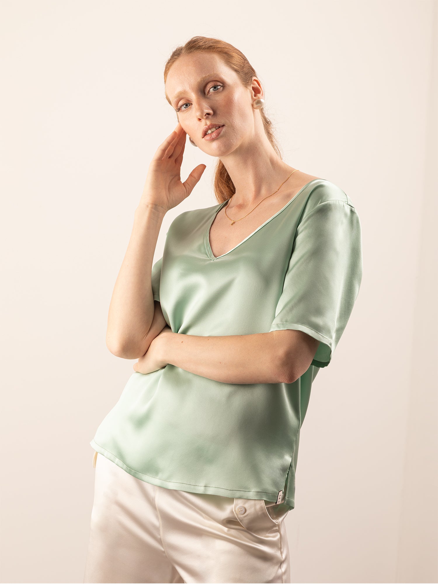 T-shirt in Seta con Scollo a V - Verde Giada