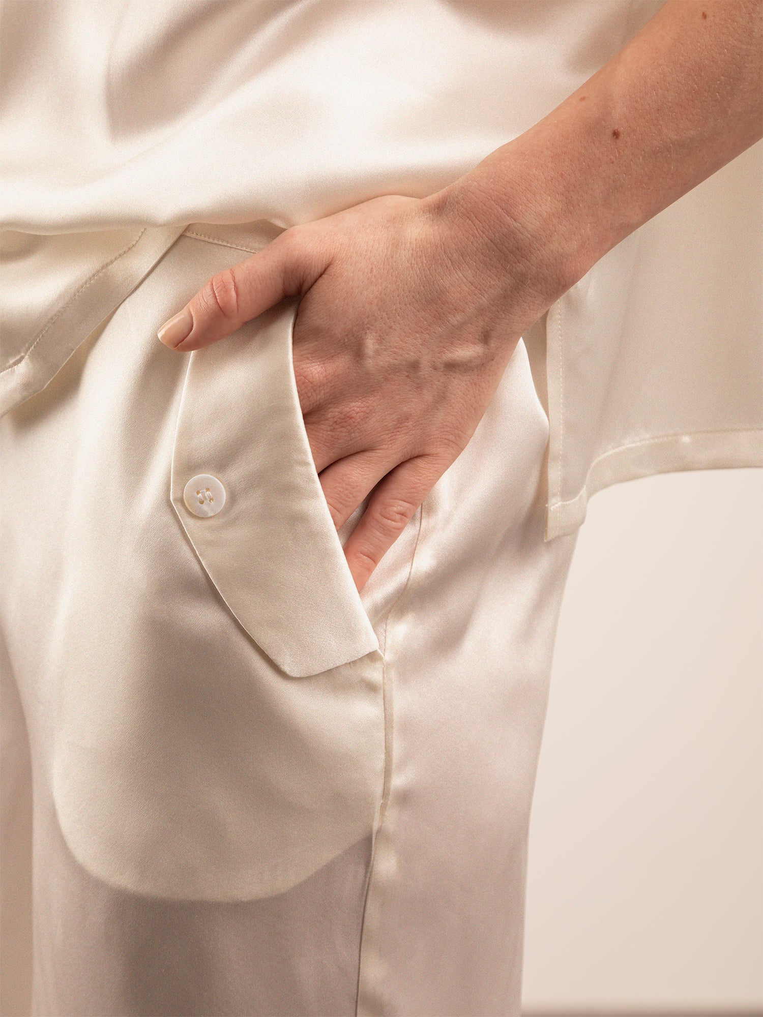 Pantalone Bermuda in Seta con Tasche - Bianco Naturale
