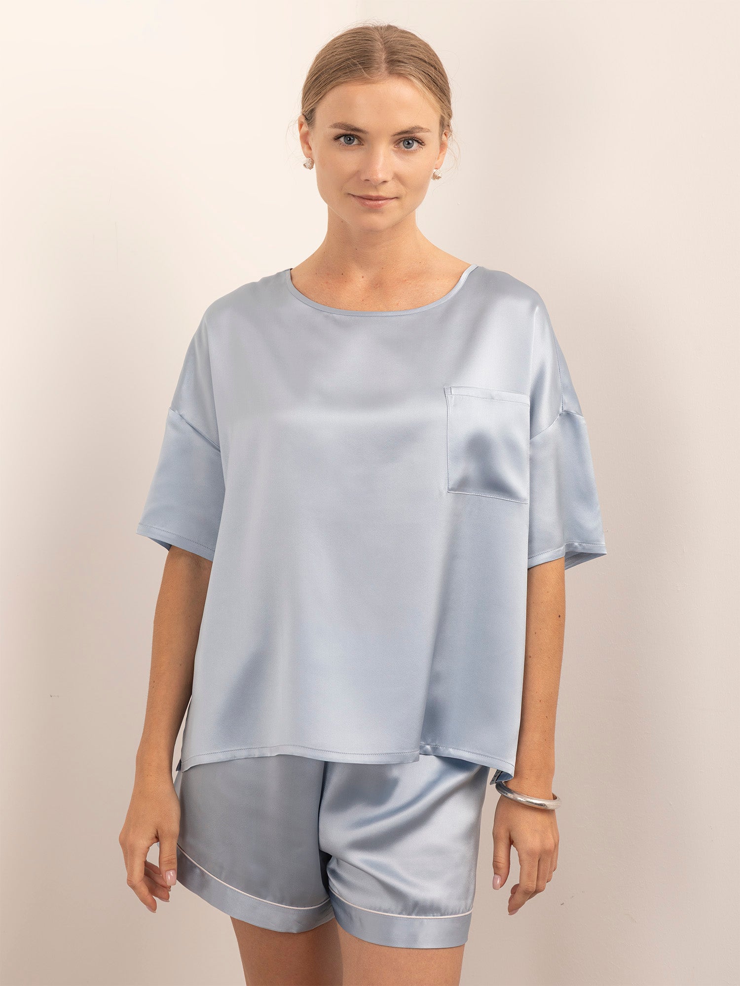 T-shirt Morbida in Seta con Taschino - Azzurro Polvere