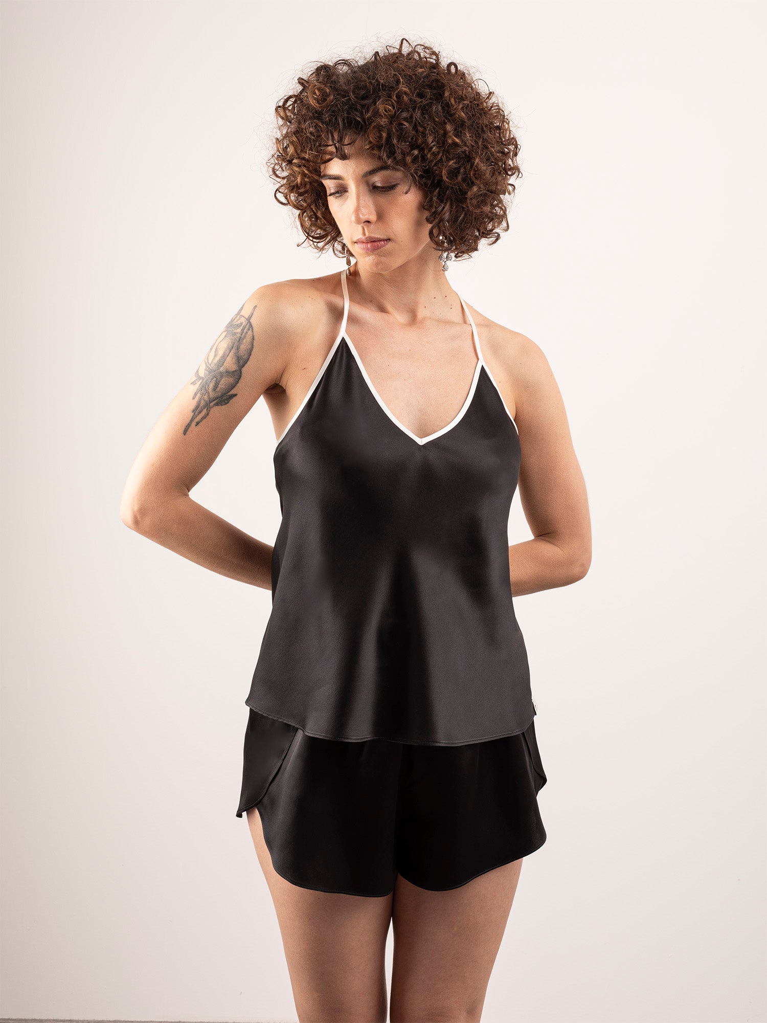 Top Svasato in Seta con Spalline a T e Profili Colore - Nero Onice