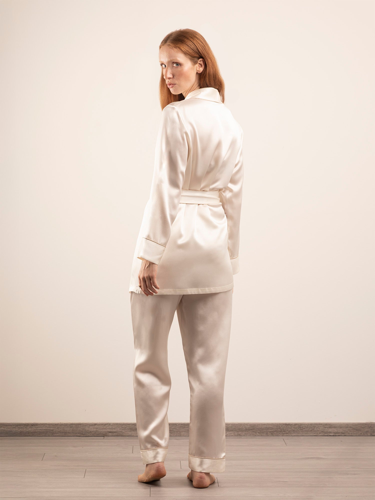 Vestaglia Corta in Seta con Collo Sciallato e Profili Colore - Bianco Naturale