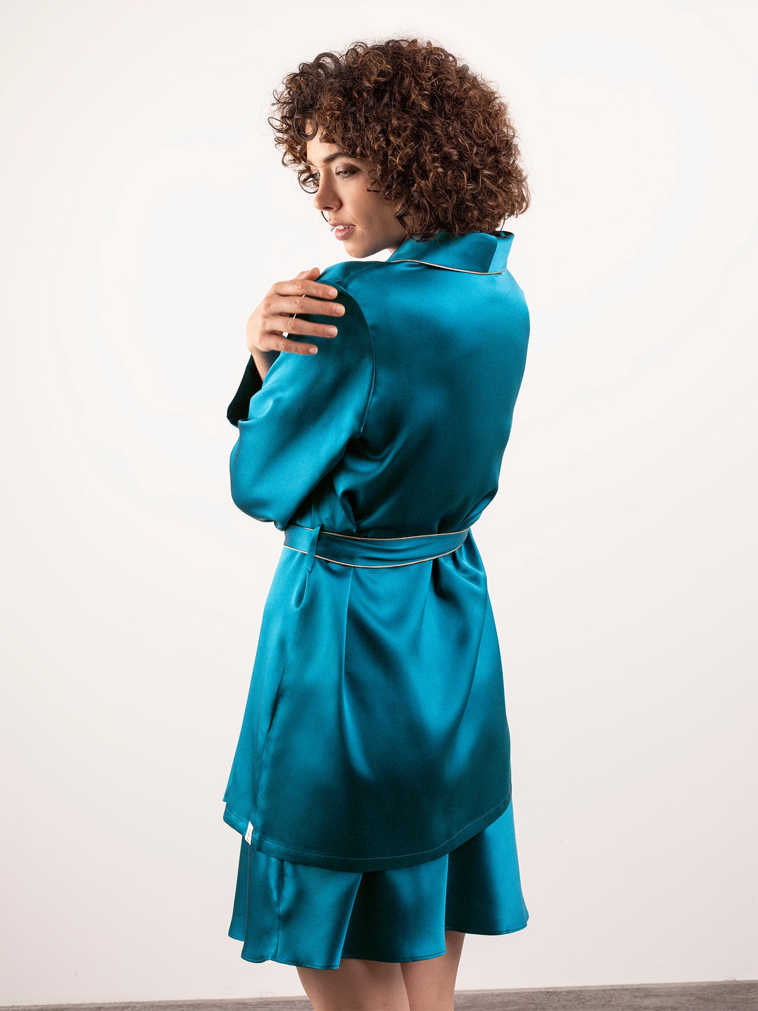 Vestaglia Corta in Seta con Collo Sciallato e Profili Colore Petroli