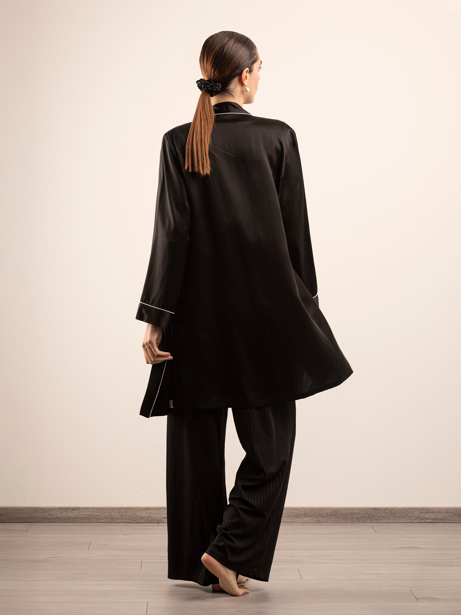 Vestaglia Corta in Seta con Profili Colore - Nero Onice