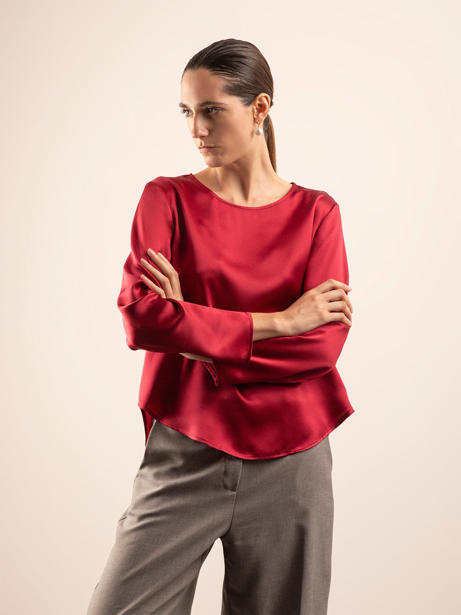 Blusa in Seta con Scollo Rotondo e Fondo Asimmetrico - Rosso Bordeaux