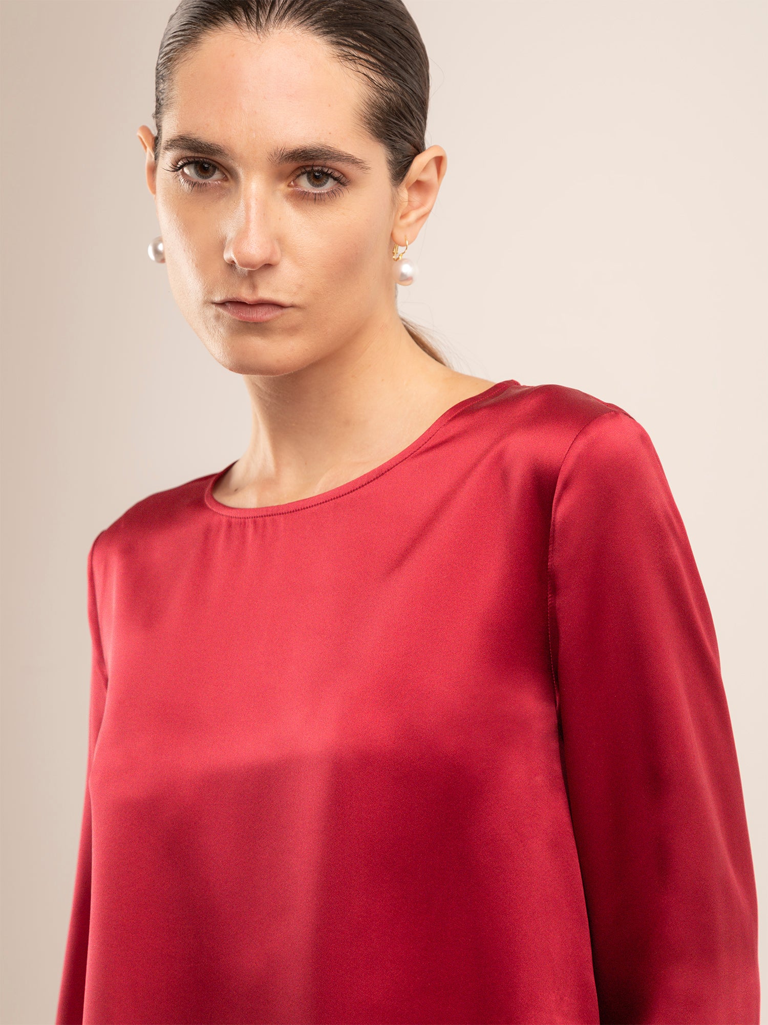 Blusa in Seta con Scollo Rotondo e Fondo Asimmetrico - Rosso Bordeaux