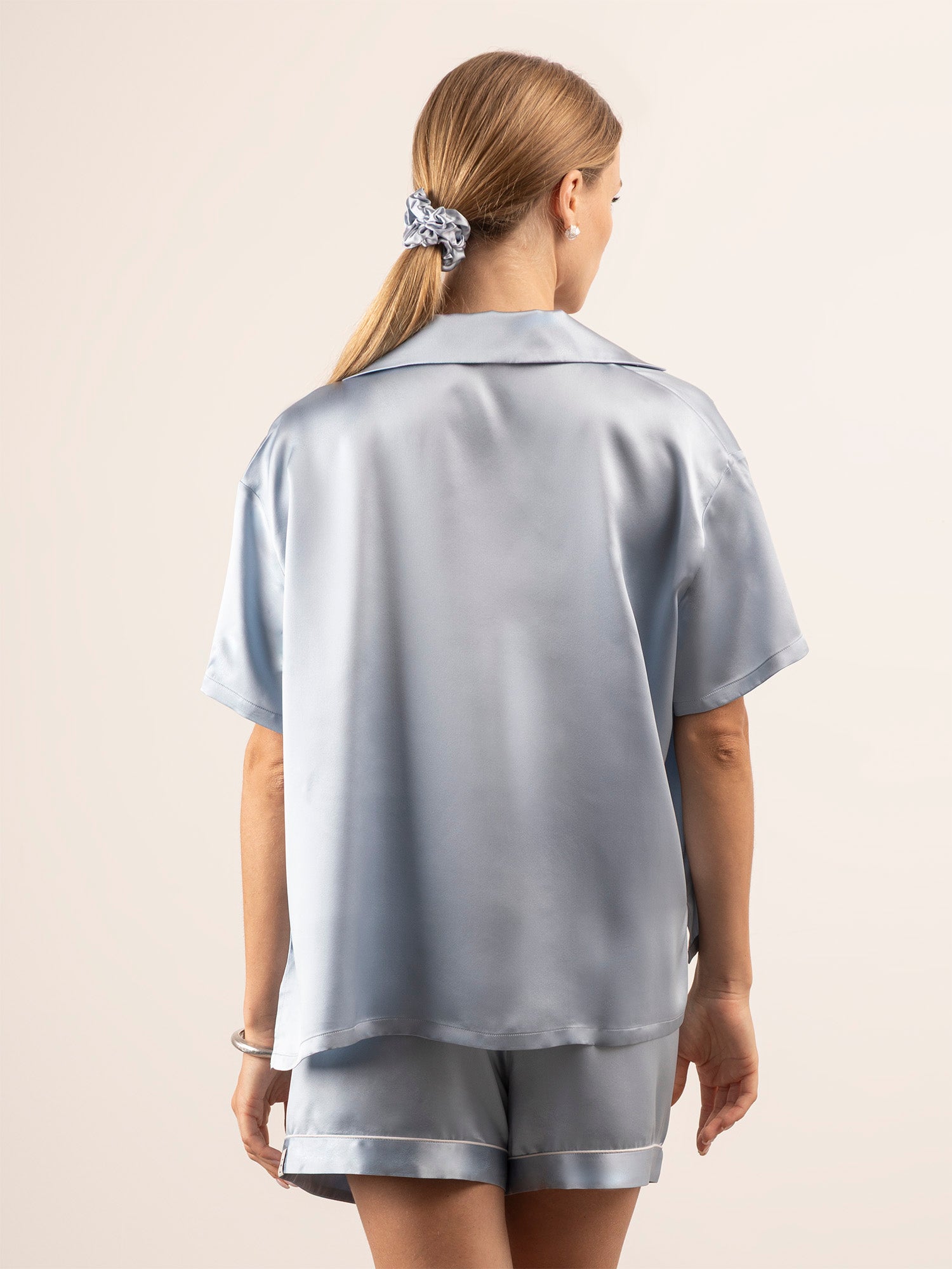 Camicia Morbida in Seta a Manica Corta con Collo Revers - Azzurro Polvere