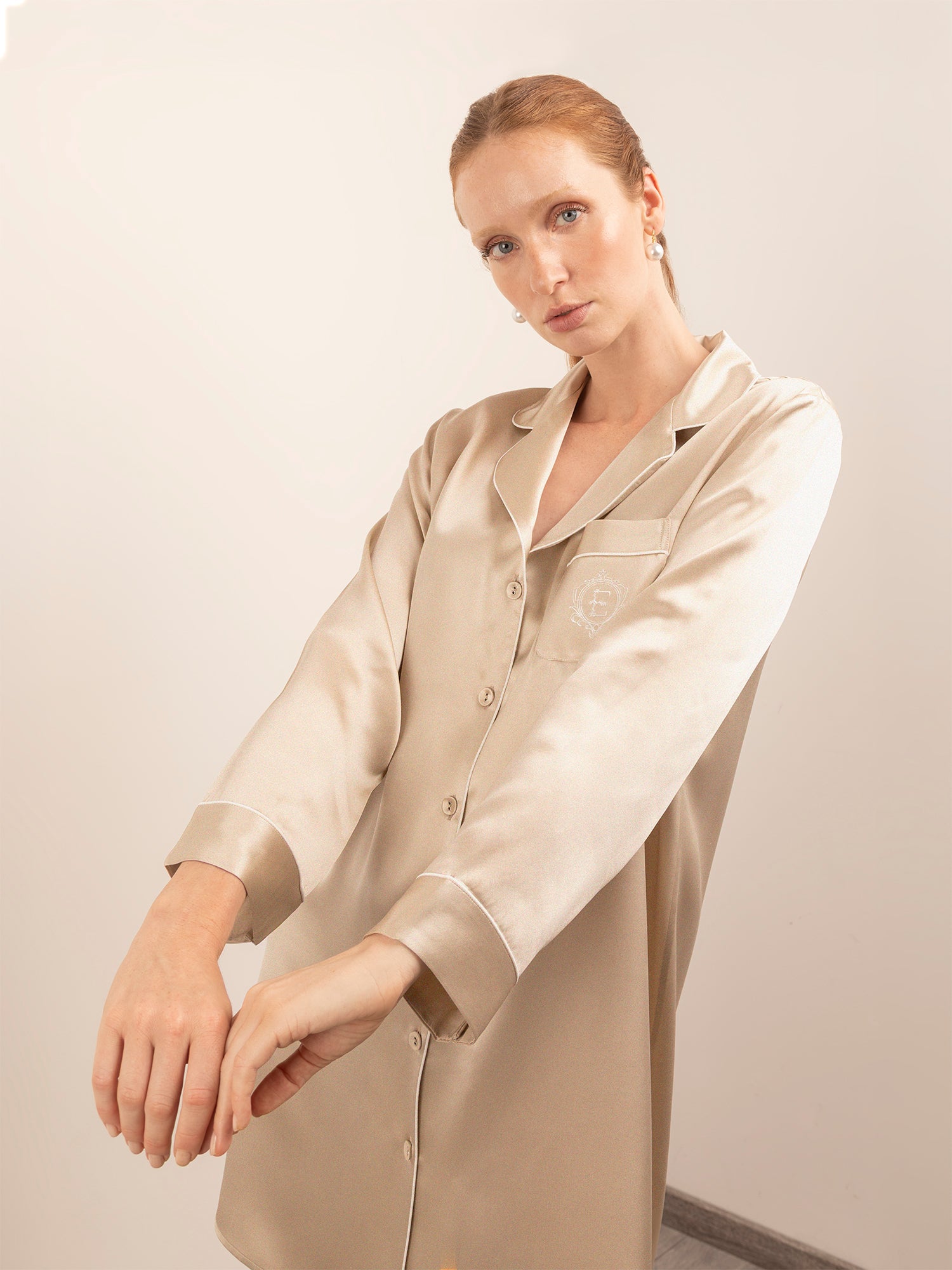 Camicia da Notte in Seta con Ricamo e Profili Colore