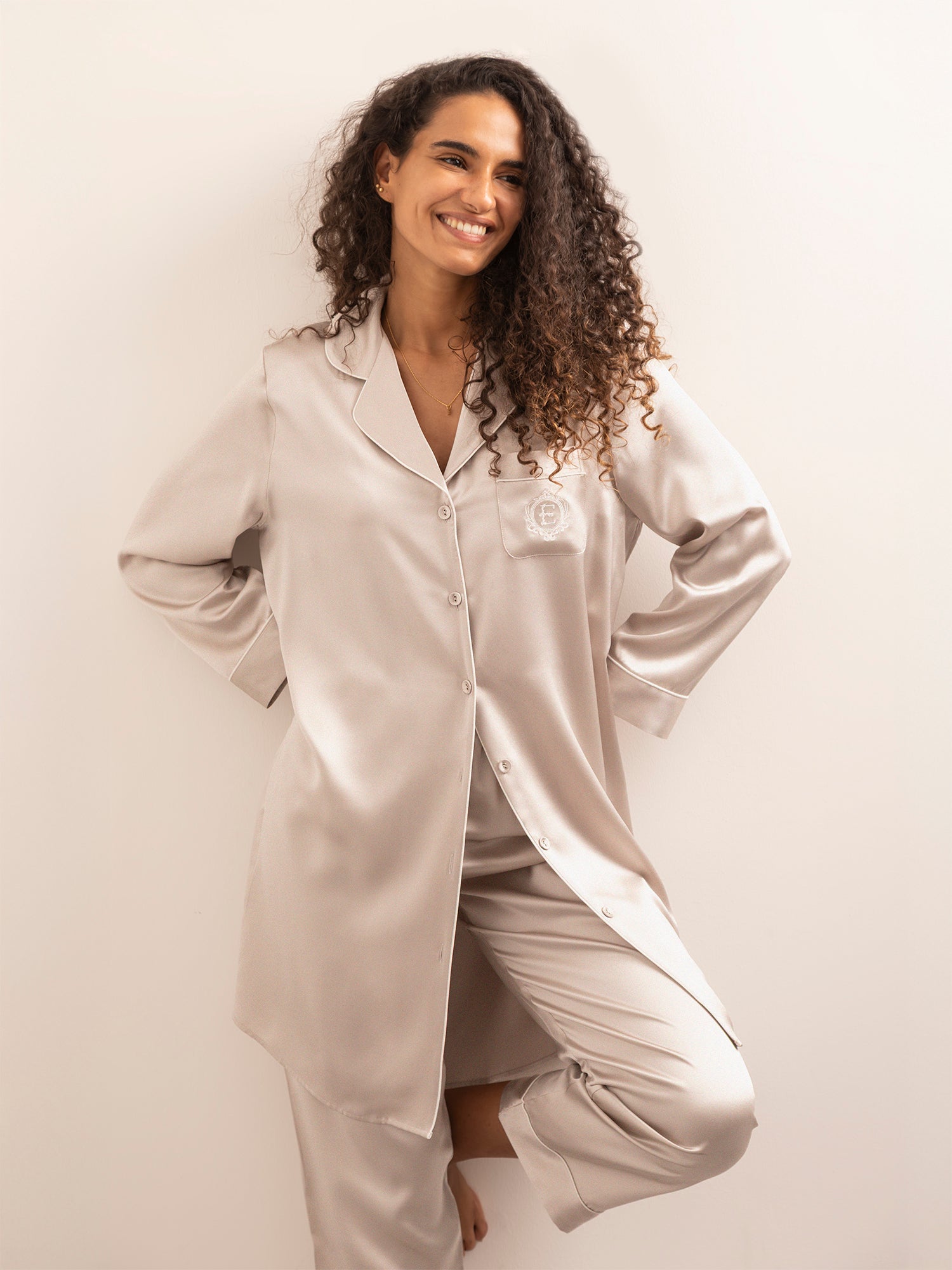 Camicia da Notte in Seta con Ricamo e Profili Colore - Grigio Perla