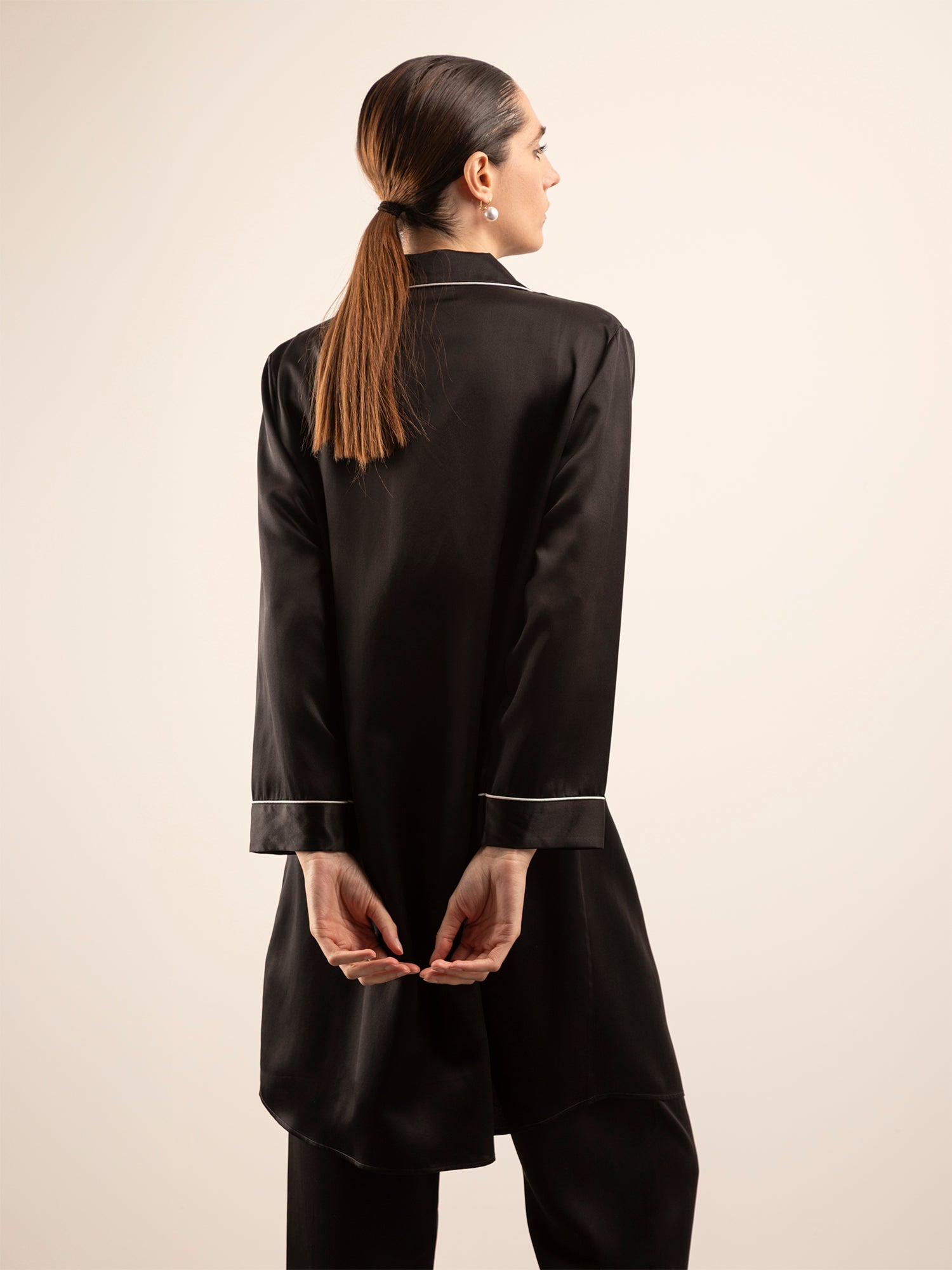 Camicia da Notte in Seta con Ricamo e Profili Colore - Nero