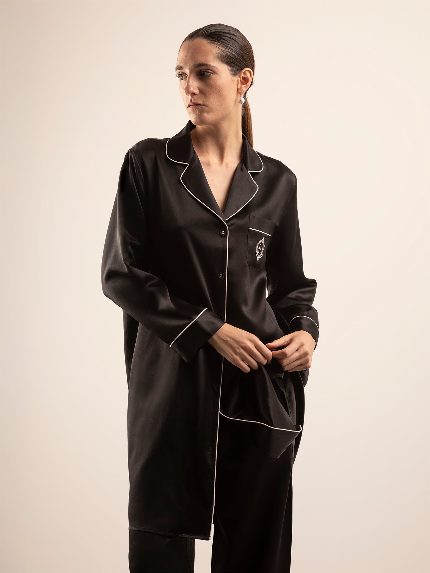 Camicia da Notte in Seta con Ricamo e Profili Colore - Nero