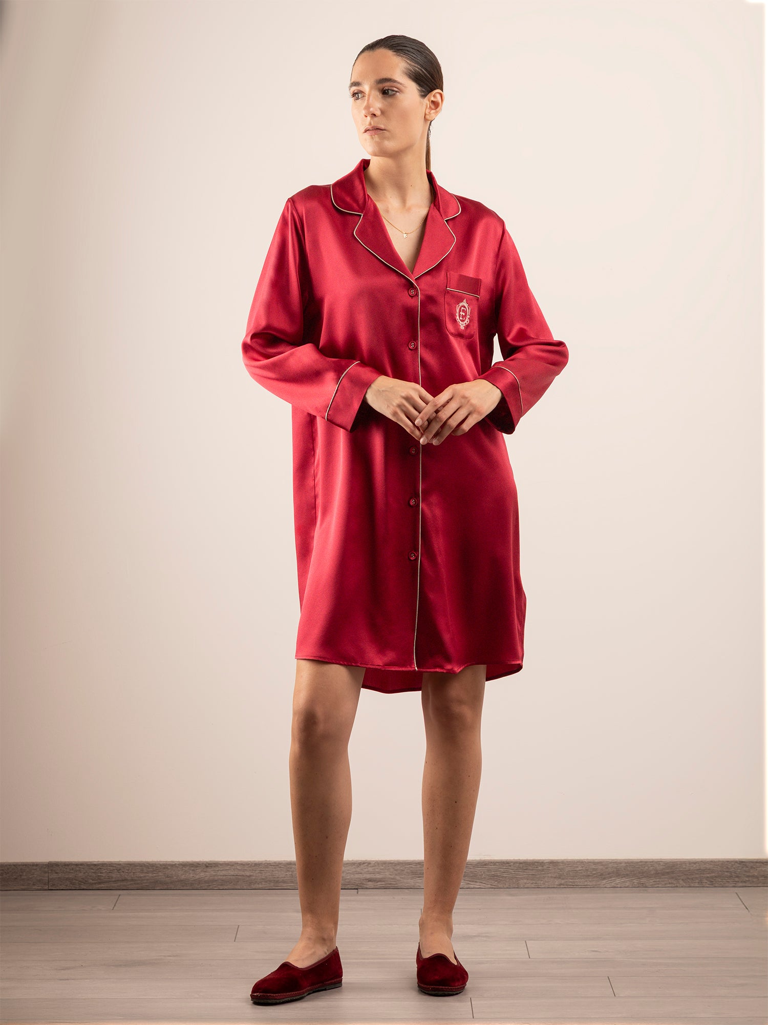 Camicia da Notte in Seta con Ricamo e Profili Colore - Rosso Bordeaux
