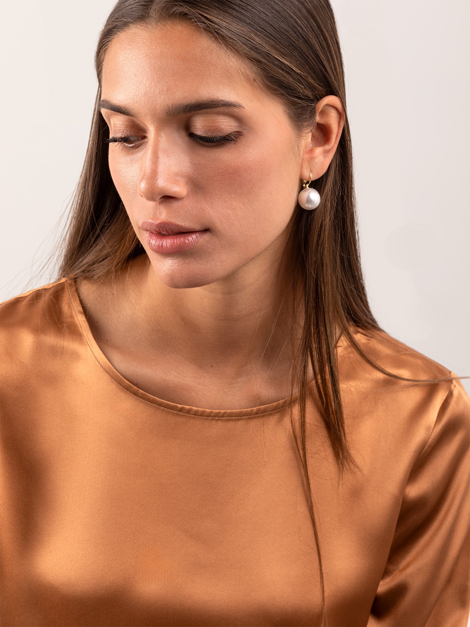 Blusa in Seta con Scollo Rotondo e Fondo Asimmetrico
