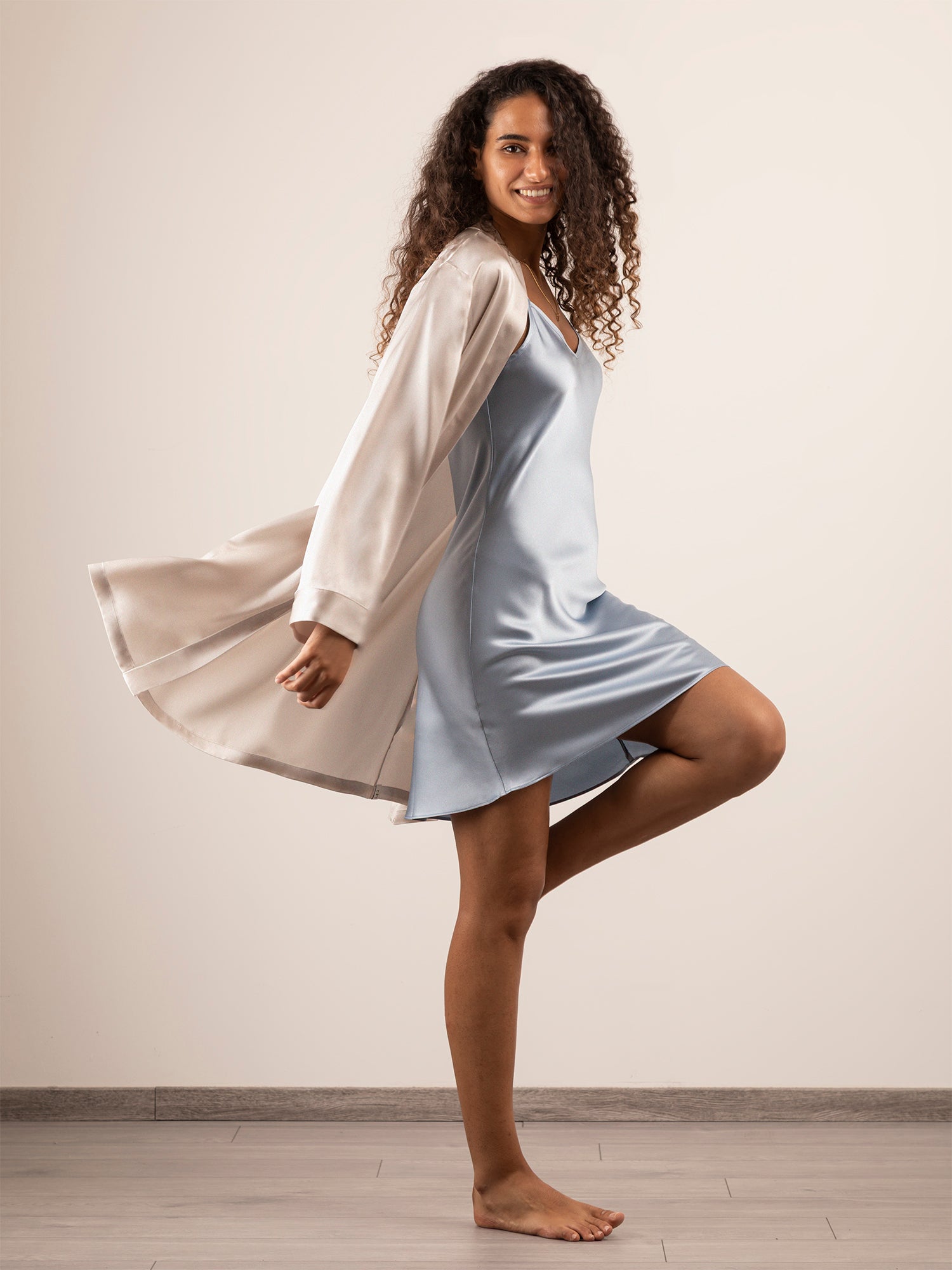 Vestaglia Corta in Seta con Profili Colore - Grigio Perla