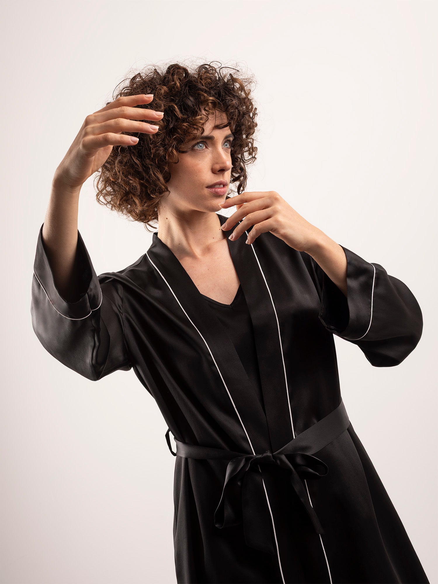 Vestaglia Corta in Seta con Profili Colore - Nero Onice